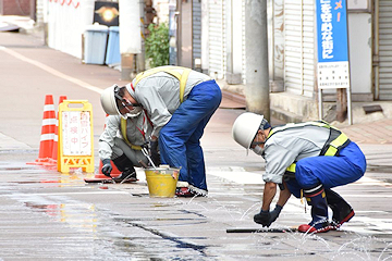 「消雪パイプの点検作業」の画像