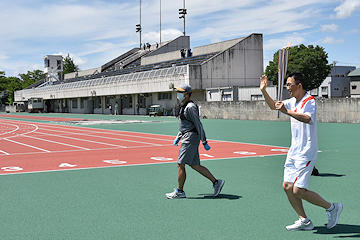 「最終地点の陸上競技場へ到着」の画像