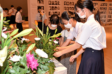 「鎮魂たむけの花」の画像