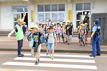 「雨の日も風の日も子どもたちを見守り続けています」の画像