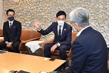 「磯田市長は「地域に根差したチームづくりをしてほしい」と期待を込めました」の画像