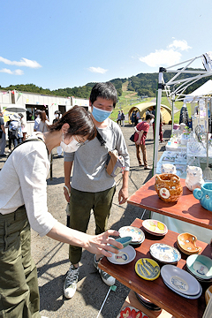 「来場者はお気に入りの逸品探しを楽しんでいました」の画像1