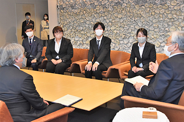 「大学院生4人が磯田市長を訪問」の画像2