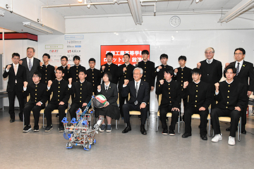「長岡工業高校のロボット部と放送局の生徒」の画像