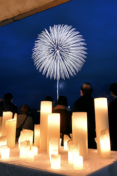 「戦争犠牲者への慰霊と世界平和を願う花火を打ち上げ」の画像
