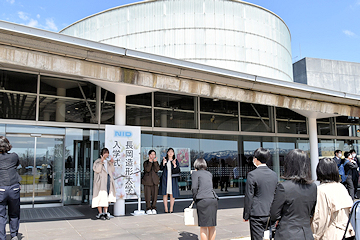 「長岡造形大学の入学式」の画像