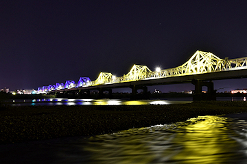「長生橋をウクライナ国旗の色にライトアップ」の画像