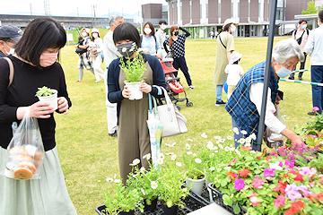 「笑顔で写真撮影や買い物などを楽しんでいました」の画像1