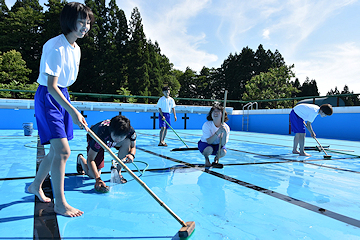 「小国中学校の生徒がプール清掃を行いました」の画像