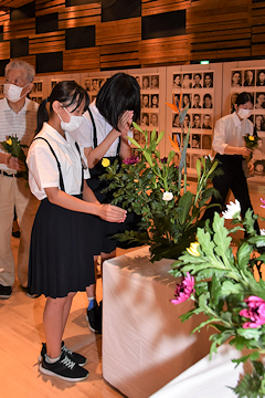 「鎮魂たむけの花」の画像