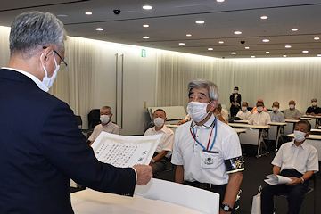 「表彰を受けた関根孝雄さん」の画像