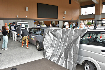 「車を縦列駐車して作ったバリケード」の画像