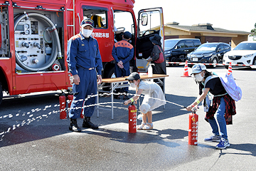 「はたらく車と記念撮影」の画像