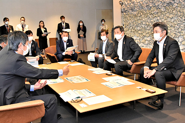 「長岡支社長の中村朝啓さん」の画像