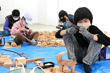 「廃材をくっつけながら黙々と作業」の画像1