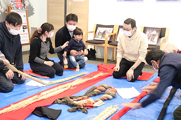 「闘牛の面綱づくり」の画像