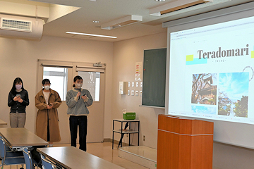 「現地を訪れて地域の魅力を探った学生たち」の画像