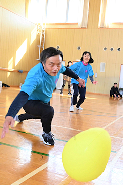 「おむすび型の変形ボールを使うスポーツ」の画像1