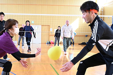 「おむすび型の変形ボールを使うスポーツ」の画像2