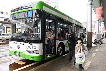 「一足早く乗り心地を体験」の画像