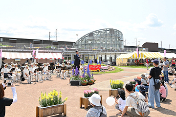 「長岡市消防音楽隊のファンファーレでスタート」の画像