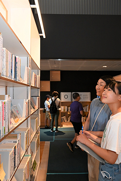 「子どもたちが図書館司書の仕事を体験」の画像1