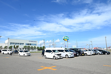 「ダイナム見附店の駐車場に次々に車が到着」の画像1