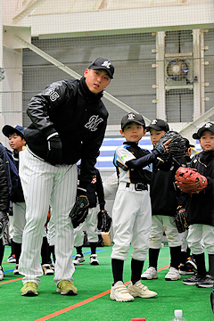 「子どもたちを順番に見て回り丁寧に指導」の画像1