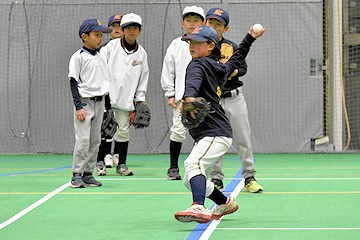 「子どもたちを順番に見て回り丁寧に指導」の画像2