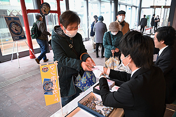 「お守りを入手しようとする人の長い列が」の画像2