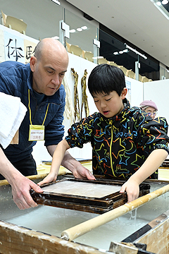 「多くの来場者が ものづくり体験やロボットの実演」の画像1
