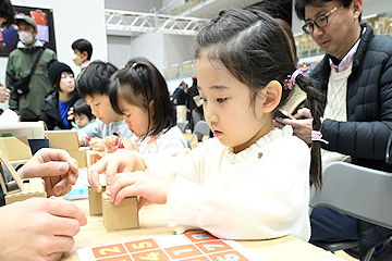 「多くの来場者が ものづくり体験やロボットの実演」の画像2