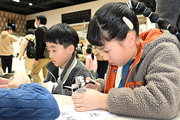 「多くの来場者が ものづくり体験やロボットの実演」の画像4