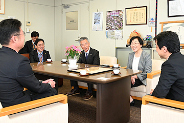 「金澤教育長に受賞を報告」の画像