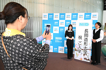 「式典前に新入生にインタビュー」の画像