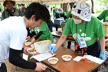「イノシシ汁やカレーなどが振る舞われました」の画像1
