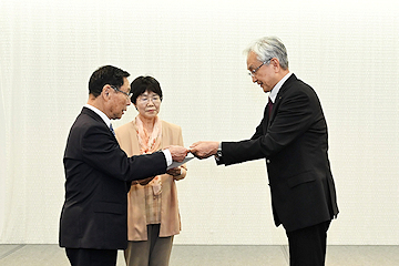 「留学生支援団体「むつみ会」へ贈呈」の画像