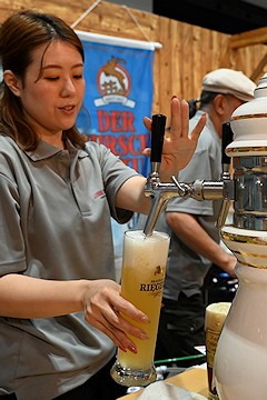 「人気は本場直輸入のビールやワイン、ドイツ料理など」の画像1