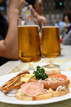 「人気は本場直輸入のビールやワイン、ドイツ料理など」の画像2