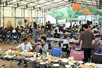 「市内外から訪れた人で大にぎわい」の画像