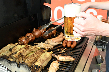 「冷たいビールを手にバーベキューを満喫」の画像2