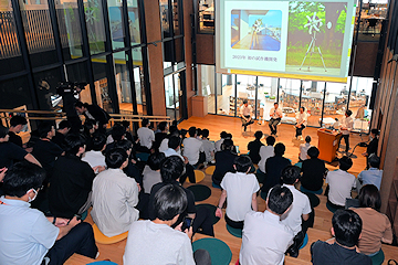 「代表取締役の佐藤靖徳さんら同社メンバー」の画像