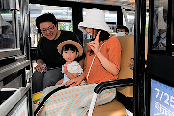 「車両は6人乗りの小型バス」の画像