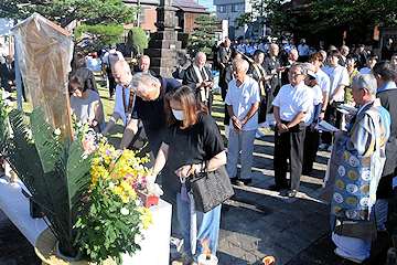 「戦災殉難者墓前法要」の画像