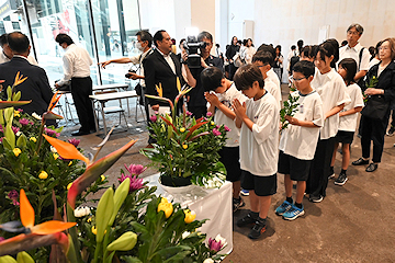 「鎮魂たむけの花」の画像