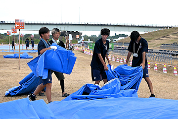「約2,500人が会場の清掃を行いました」の画像2
