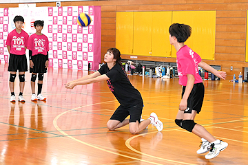 「ブロックやレシーブのポイントを伝えました」の画像2