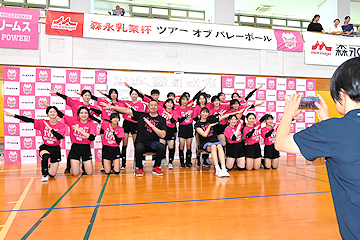 「参加した中学生たちは笑顔を見せました」の画像