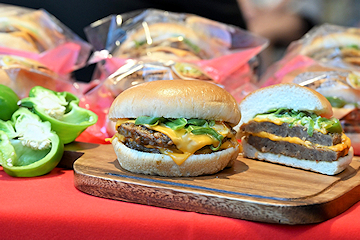 「かぐら南蛮入りダブル照り焼きチーズバーガー」の画像