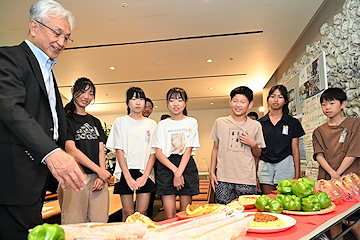 「代表児童6人が磯田市長を訪れました」の画像1